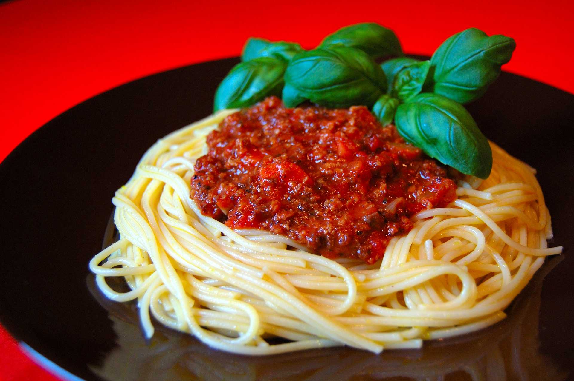 Soijarouheesta tehtyä bolognesekastiketta, spaghettia ja basilikaa